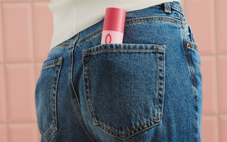 Perimenopauza zmienia poziom nawilżenia okolic intymnych. Sprawdź, jak działa profilaktyka suchości i jak wspierać komfort skóry krok po kroku.