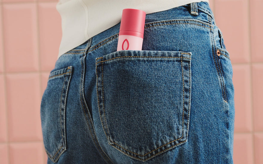 Perimenopauza zmienia poziom nawilżenia okolic intymnych. Sprawdź, jak działa profilaktyka suchości i jak wspierać komfort skóry krok po kroku.